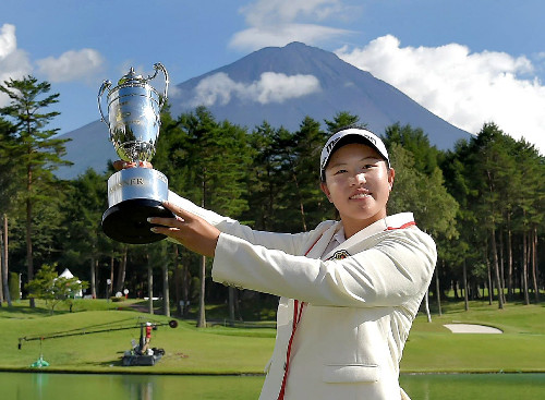 初優勝したささきしょうこは、富士山をバックに笑顔で優勝杯を掲げた