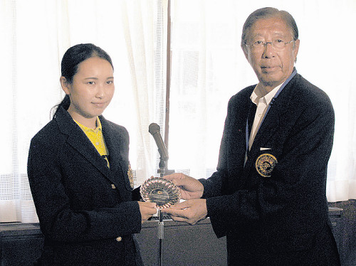 ゴルフ日本ジュニア選手権女子１５～１７歳の部で３位に入った札幌市出身の小祝さくら（左）