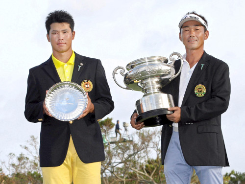 １２年の日本オープンでローアマを獲得した松山（左）（右は優勝した久保谷）