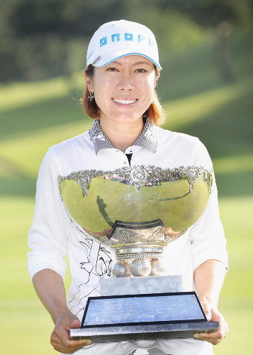 優勝した李知姫。申ジエとのプレーオフ制しツアー通算２１勝目、生涯獲得賞金１０億円突破した