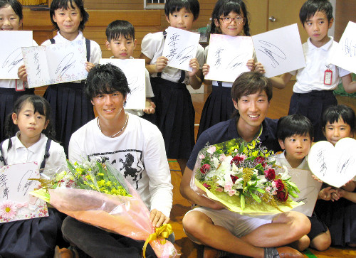 被災した熊本県内の小学校を訪問し、子供達と触れ合った男子ゴルフの石川遼（前列左から２人目）と重永亜斗夢