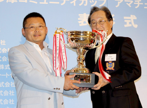 優勝者の馬場弘之さん（左）