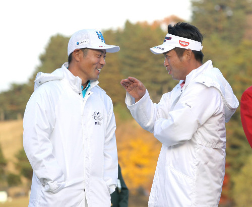 表彰式を終え谷原秀人（左）と談笑する池田勇太