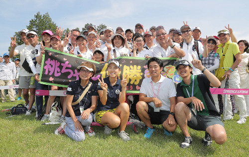 優勝を果たした上田桃子は母・八重子さん（左）ら関係者と記念写真におさまった
