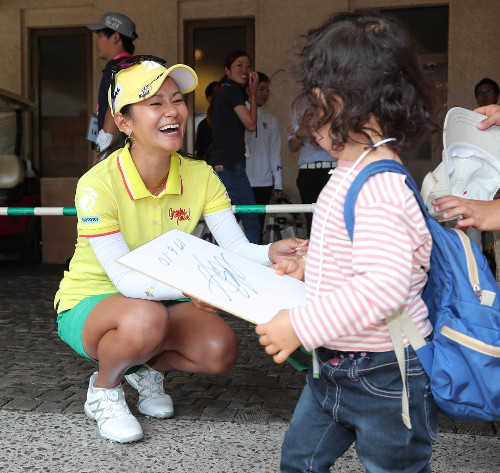 ホールアウト後、たくさんの子供たちに笑顔でサインを書き続けた宮里藍（カメラ・渡辺　了文）