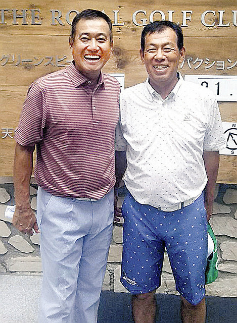 予選を同組で回る原辰徳さん（左）と赤山正己さん。２人は東海大野球部のチームメート