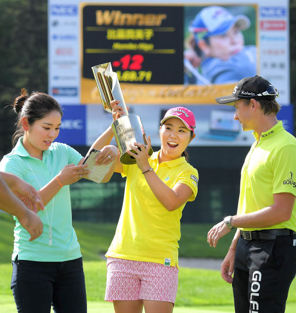 ３勝目を挙げた比嘉真美子（左は姉の久美子さん、右はキャディーで義兄のフロリアン・ロドリゲスさん）