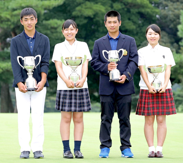 各部門の優勝カップを手に笑顔を見せる（左から）男子１５〜１７歳の部の鈴木晃祐、同女子の部の菅沼菜々、男子１２歳〜１４歳の部の久常涼、同女子の部の堤姫乃