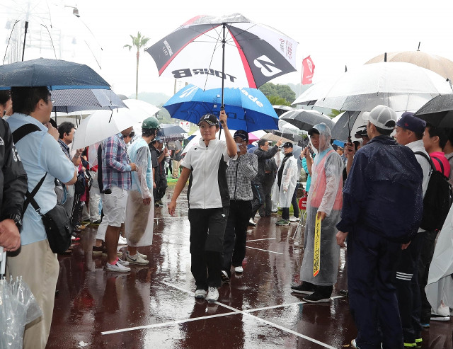 雨で競技が一時中断、クラブハウスに引き揚げる渡辺彩香（中央）ら選手たち