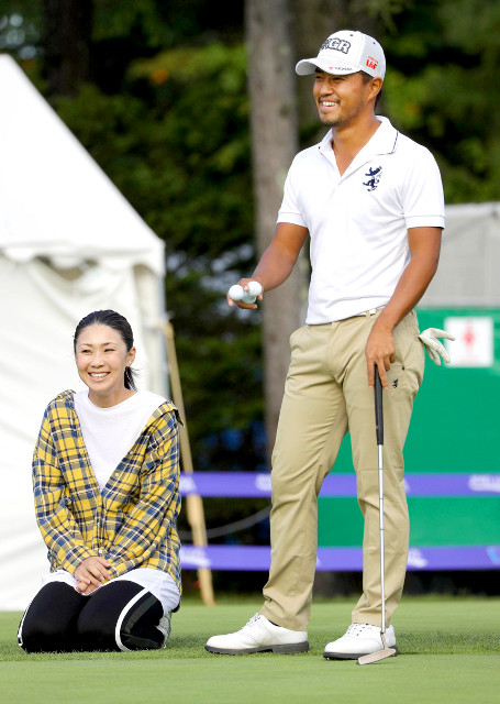 練習グリーンで夫人の古閑美保と談笑する小平智