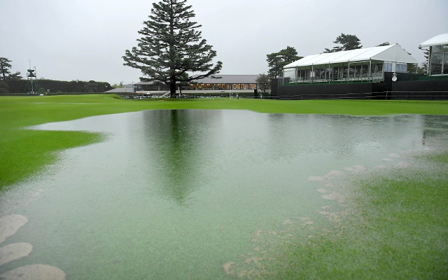 大雨の影響で大きな水たまりができた９番フェアウェー