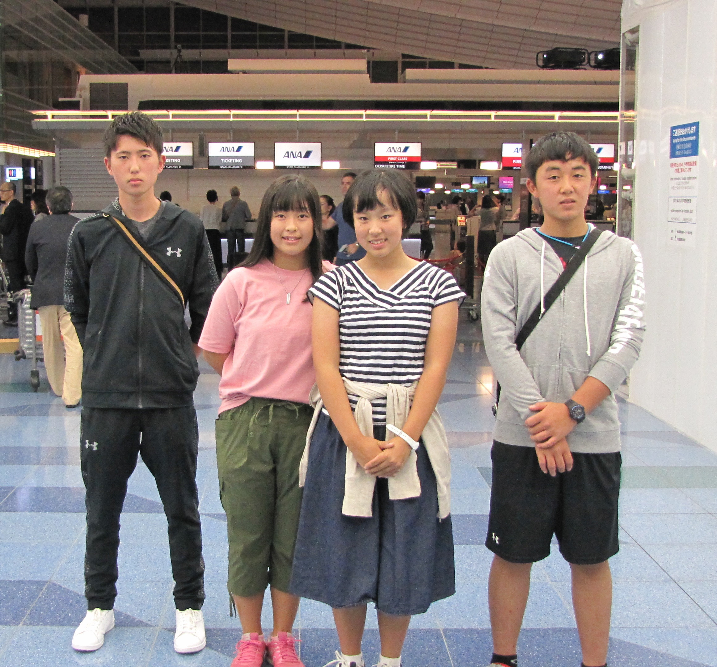 羽田空港ANA便で出発（左から梅津慶士くん、西郷真央さん、榎本杏果さん、小屋将一郎くん）