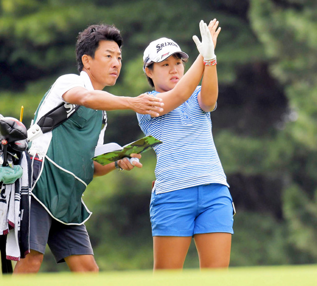 日本女子オープンで小俣キャディーとコースを確認する畑岡