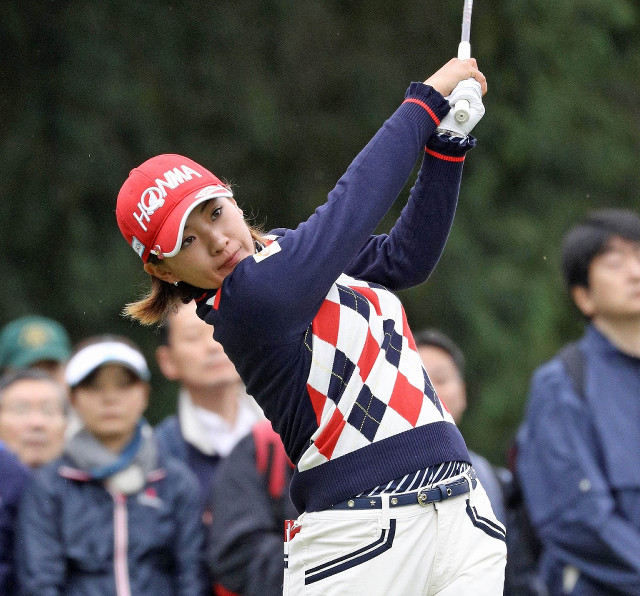 永井花奈が７アンダー首位