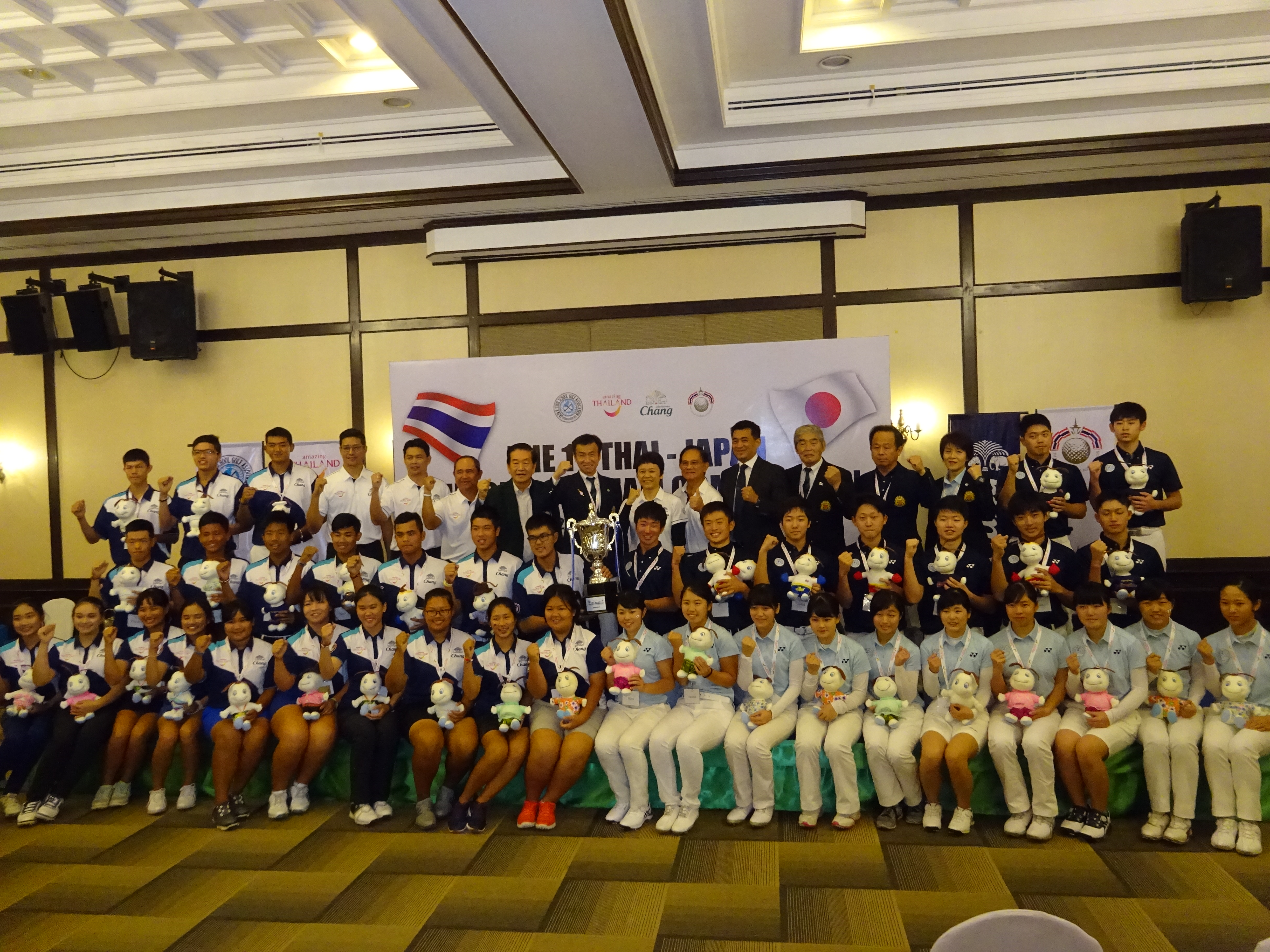 ２０日の記者会見後に親善試合での健闘を誓う日本(右)とタイの選手団