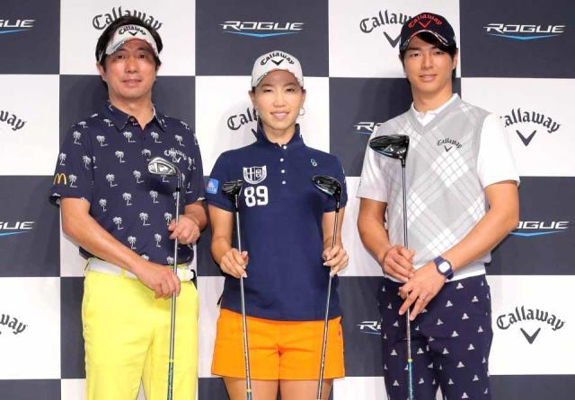 新商品のクラブを手に笑顔を見せる（左から）深堀圭一郎、上田桃子、石川遼