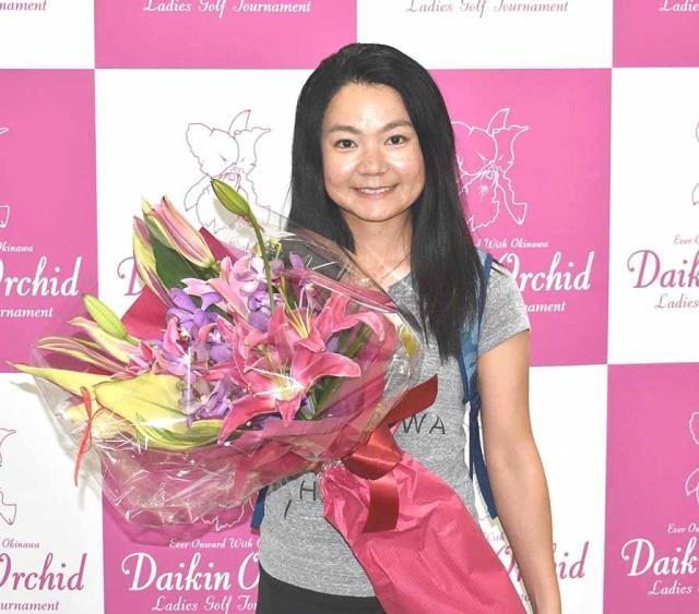 沖縄入りし、歓迎セレモニーで花束を贈られた上原彩子