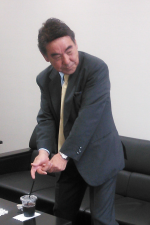 阪田氏は正しいグリップ（握り方）をすることが、上達するための〝始まり〟と話す。