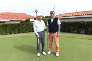 田中さん(左）と巨人軍の尾花コーチ。ゴルフ仲間だ（よみうりGCで）