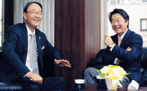 ５０年以上の長い付き合いの松井功プロ（左）と、戸張捷さんは対談でも息がピッタリ（東京・銀座の日本プロゴルフ殿堂事務局で）