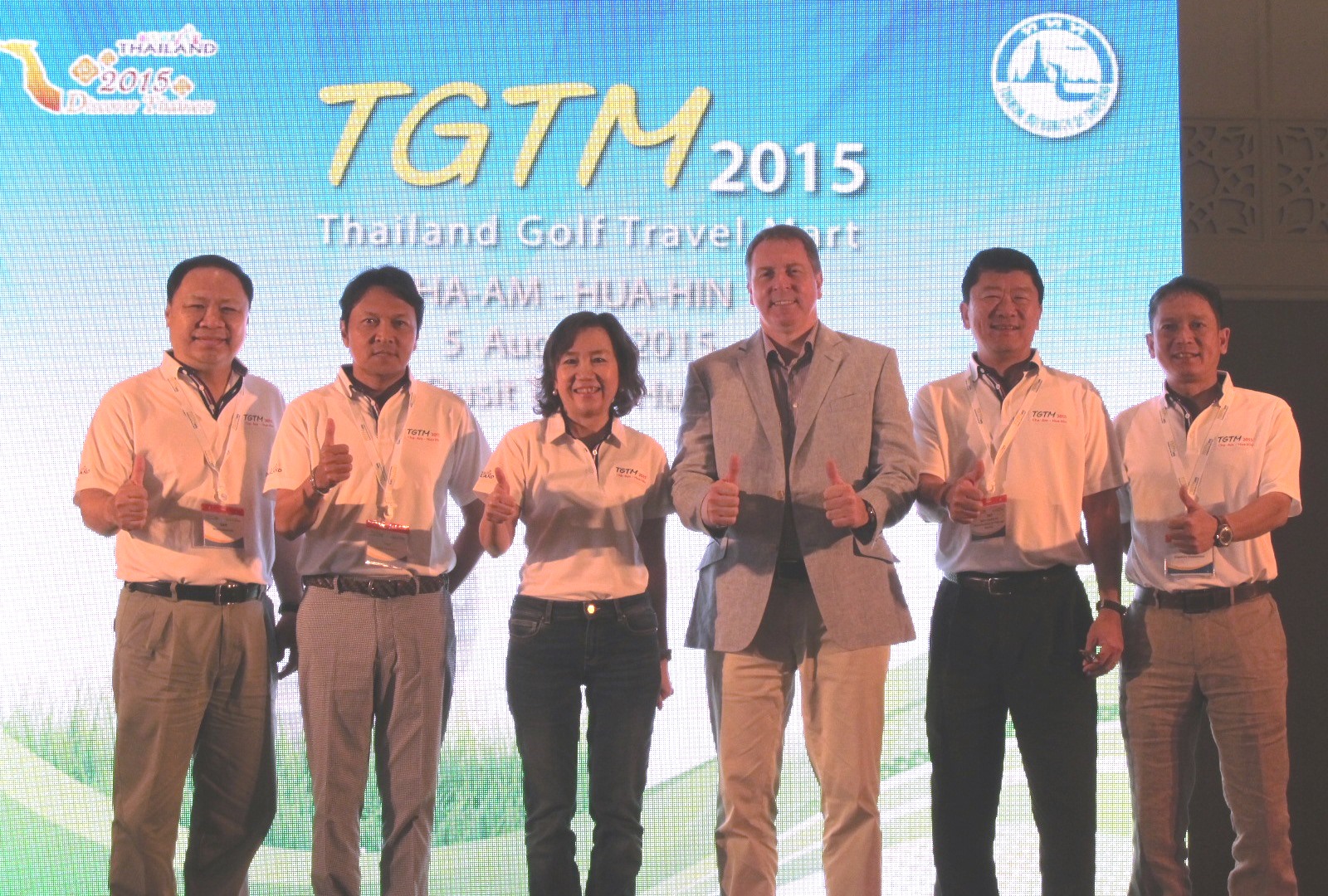 「タイランド・ゴルフトラベルマート２０１５」で演説したタイ国政府観光庁のジュタポーン・ルーンローンアーサー総裁代理（左から３人目）