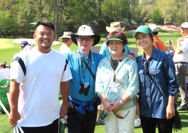 宮里優作の練習ラウンドを観戦した（左から）兄・聖志、父・優さん、母・豊子さん、妹・藍さん（カメラ・榎本　友一）