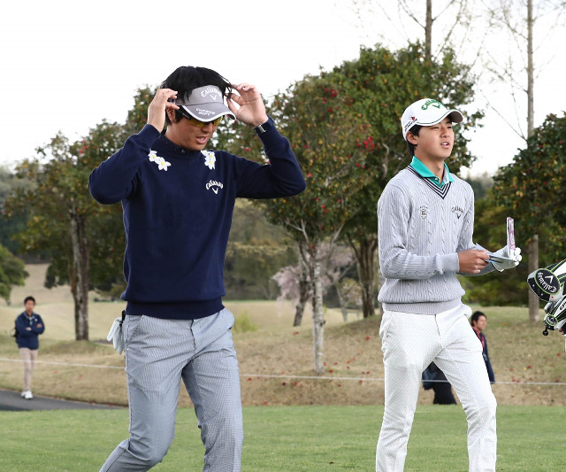 弟の石川航（右）と練習ラウンドを行った石川遼