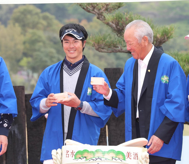 開幕セレモニーでＪＧＴＯの青木功会長（右）とともに鏡開きを行った石川遼。選手会長としてツアーの発展に尽力する（カメラ・渡辺　了文）