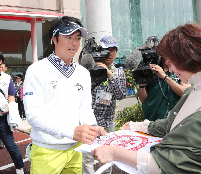 東建ホームメイトカップでサイン会を行った石川遼