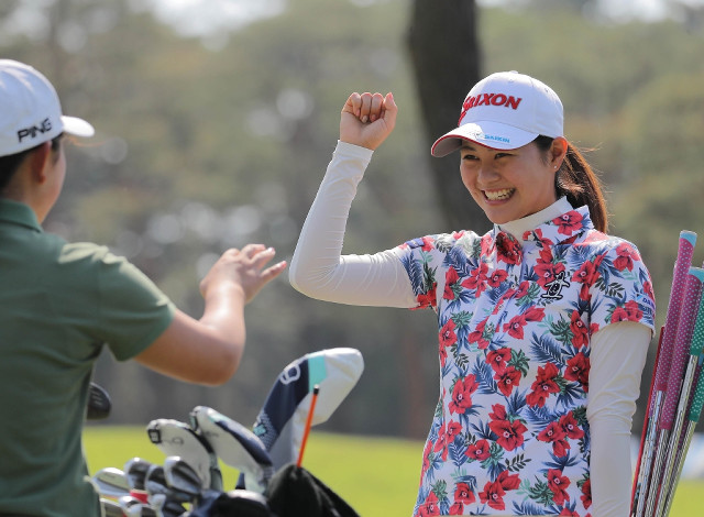 前週のツアー初優勝を祝福され、笑顔を見せる新垣比菜（カメラ・相川　和寛）