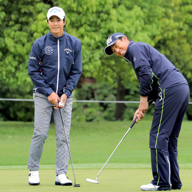 日本プロゴルフ選手権のプロアマ戦で、シニアの芹澤（右）とプレーした石川（カメラ・相川　和寛）