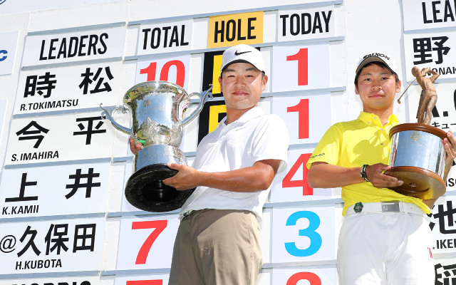 逆転でツアー３勝目を挙げた時松（右はローアマの久保田＝カメラ・渡辺　了文）