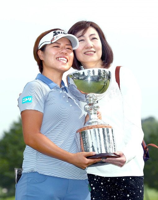 プレーオフを制して初優勝、母・敬子さん（右）とともに優勝カップを手に笑顔を見せる岡山絵里（カメラ・渡辺　了文）