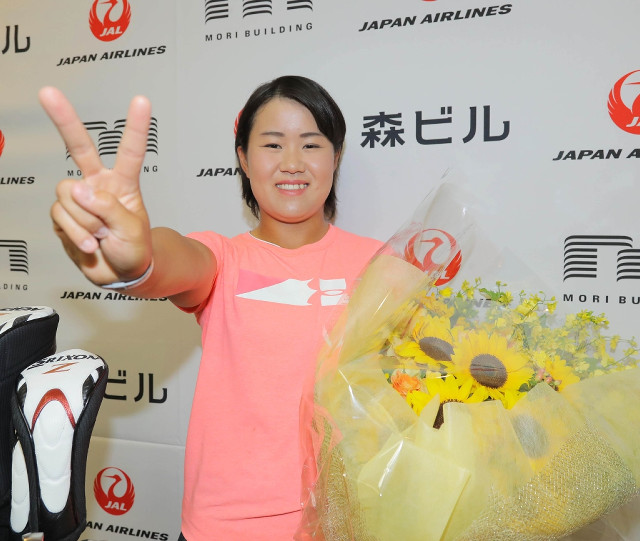 アメリカツアー初優勝を飾り帰国した畑岡奈紗は花束を手に笑顔を見せた