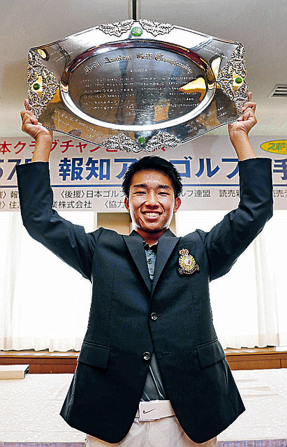 優勝した辻涼大郎は、銀皿を掲げて笑顔を見せる