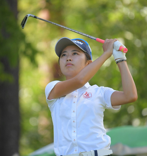 １番ティーショットを放つ安田祐香