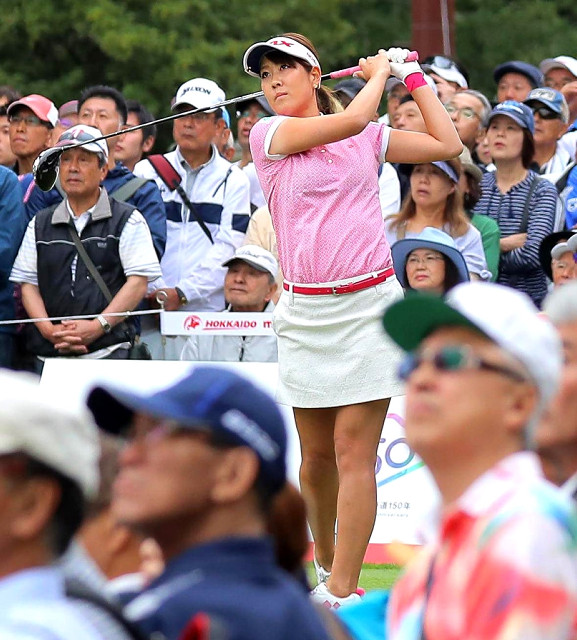 １番、ティーショットを放つ福田真未