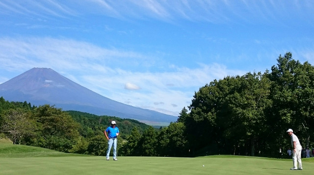 ２番でバーディーパットを打つ原前監督（右）。見事に沈め、富士山麓に歓声が響いた