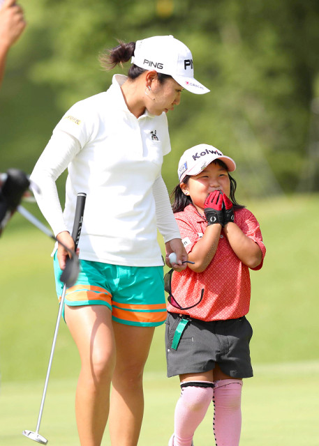 弥勒さんと同組でラウンドした比嘉真美子（左）