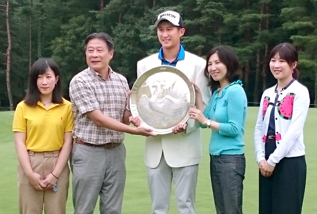 フジサンケイクラシックで初優勝を飾った星野陸也（中央）は家族と喜びを分かち合った（左から妹・優佳さん、父・宏さん、星野、母・正子さん、姉・麗香さん）