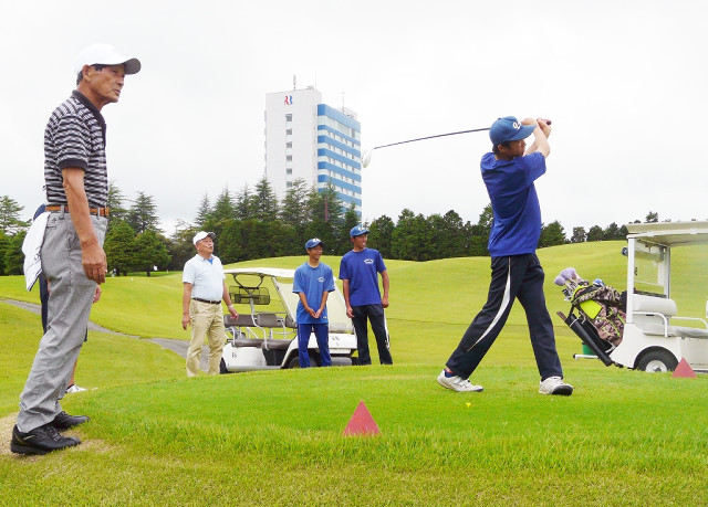 地域のシニア世代とともにゴルフをプレーする茨城・小瀬高校の生徒たち