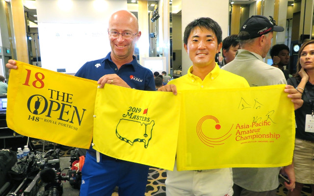 アジアアマで初優勝し、アマ日本代表のガース・ジョーンズＨＣ（左）と記念撮影する金谷拓実