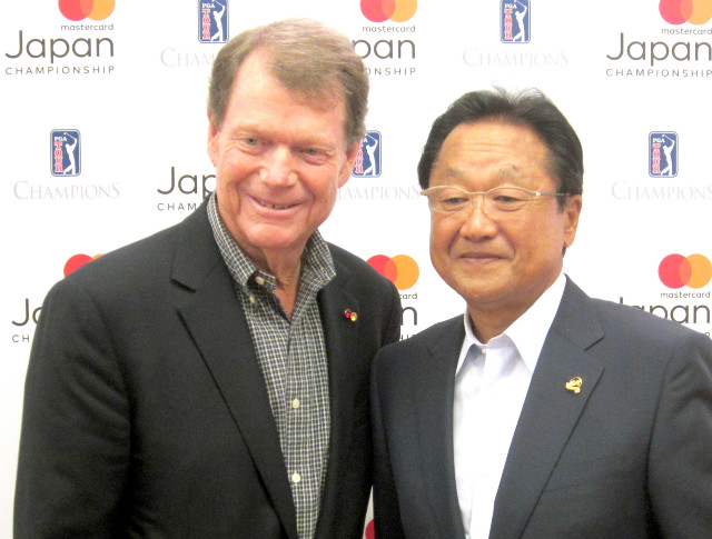 マスターカード・ジャパン選手権の発表会見に出席したトム・ワトソン（左）と日本プロゴルフ協会・倉本会長