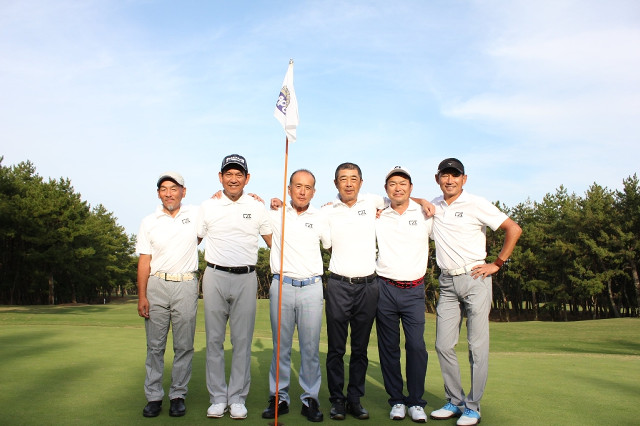 男子ゴルフのアジアシニアアマ選手権最終日で１９日、初優勝を飾った日本チーム