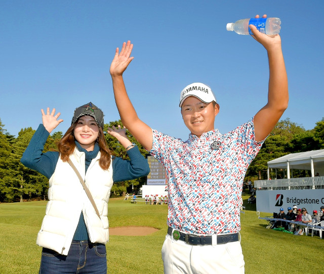 優勝し婚約者の若松菜々恵さんと万歳する今平周吾