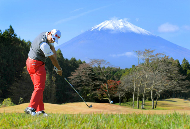 ５番、富士山に向かってティーショットを放つ松山英樹（カメラ・今西　淳）