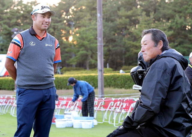練習場で松山英樹（左）と談笑する尾崎将司