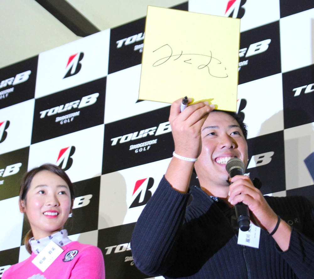 トークイベントで新サインを披露した堀川未来夢（左は松田鈴英）
