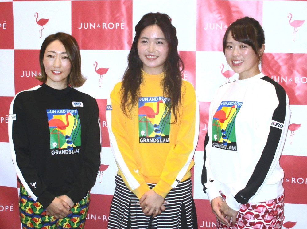 トークイベントに登場した三ケ島かな（中央）、左は飯島茜、右は笹原優美