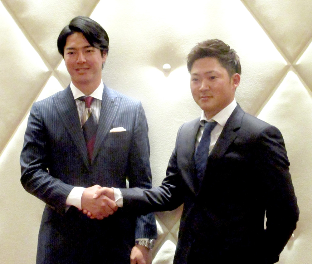 選手会長２年目を迎える石川遼（左）と副会長に就任した今平周吾